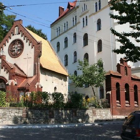 Невелика Smart квартира в центрі для пари Львов Экстерьер фото